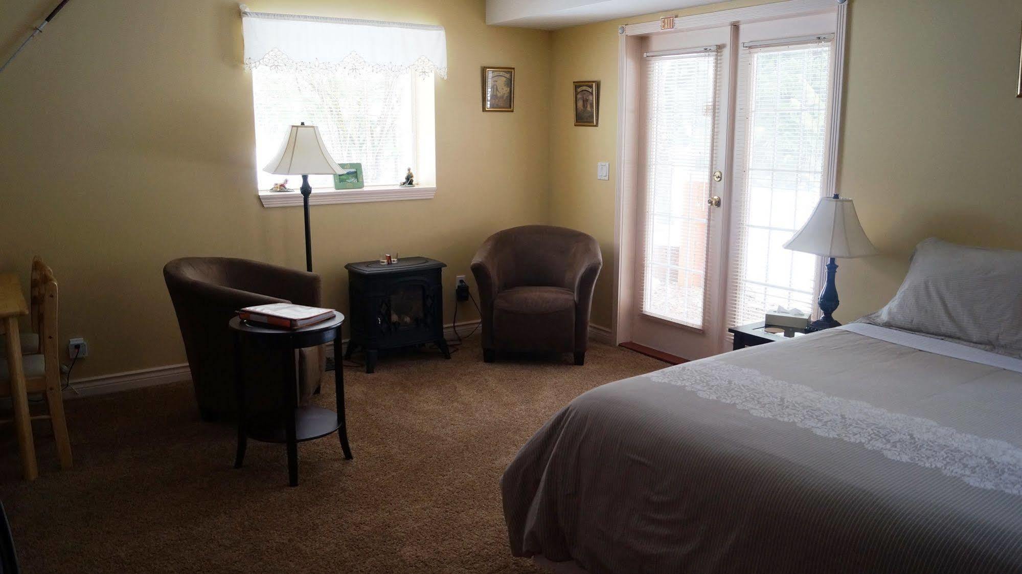 The Inn At The Ninth Hole Bed & Breakfast Salmon Arm Zewnętrze zdjęcie