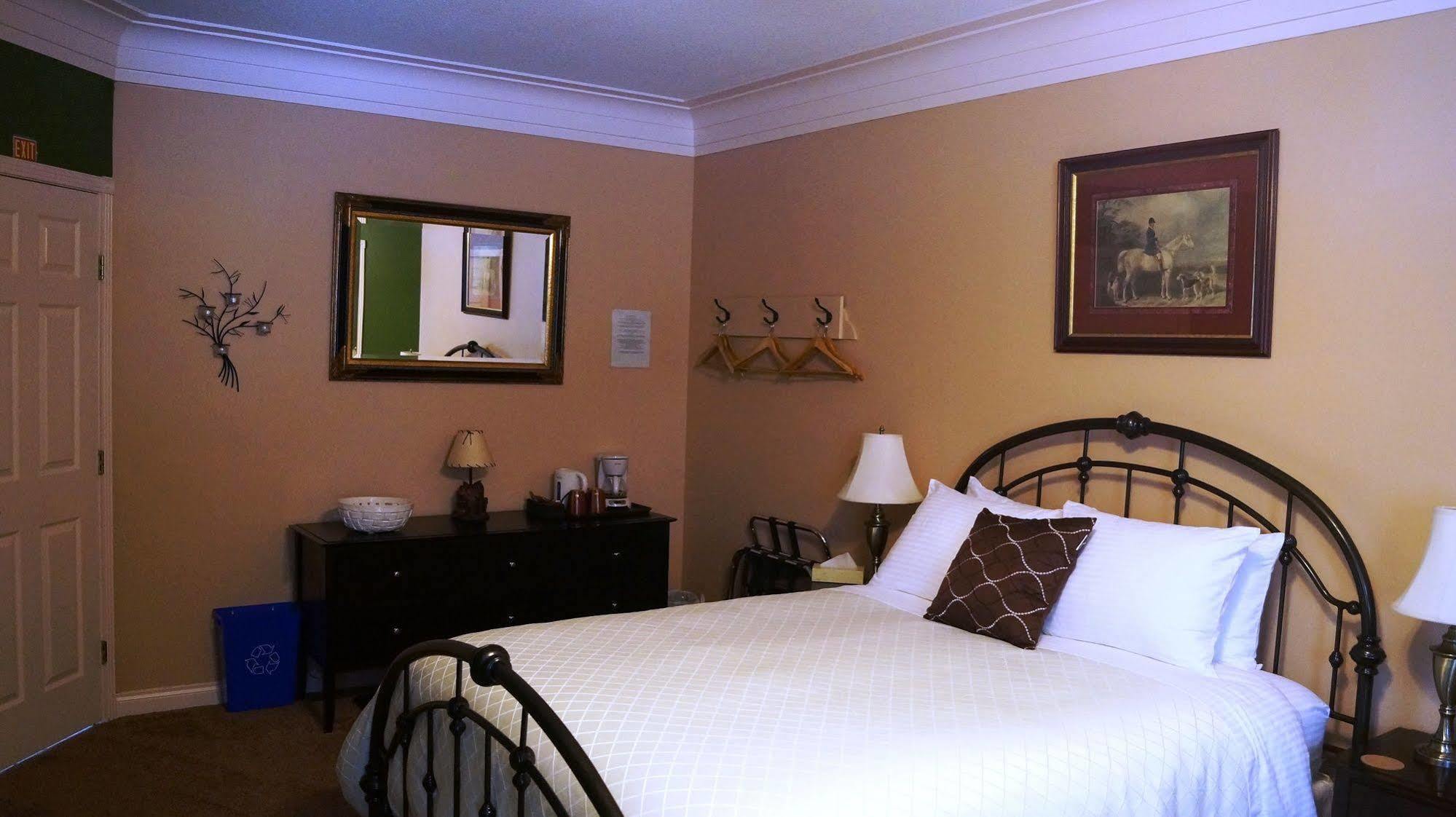 The Inn At The Ninth Hole Bed & Breakfast Salmon Arm Zewnętrze zdjęcie