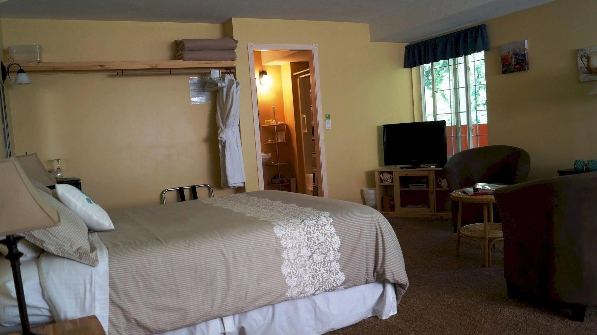 The Inn At The Ninth Hole Bed & Breakfast Salmon Arm Zewnętrze zdjęcie