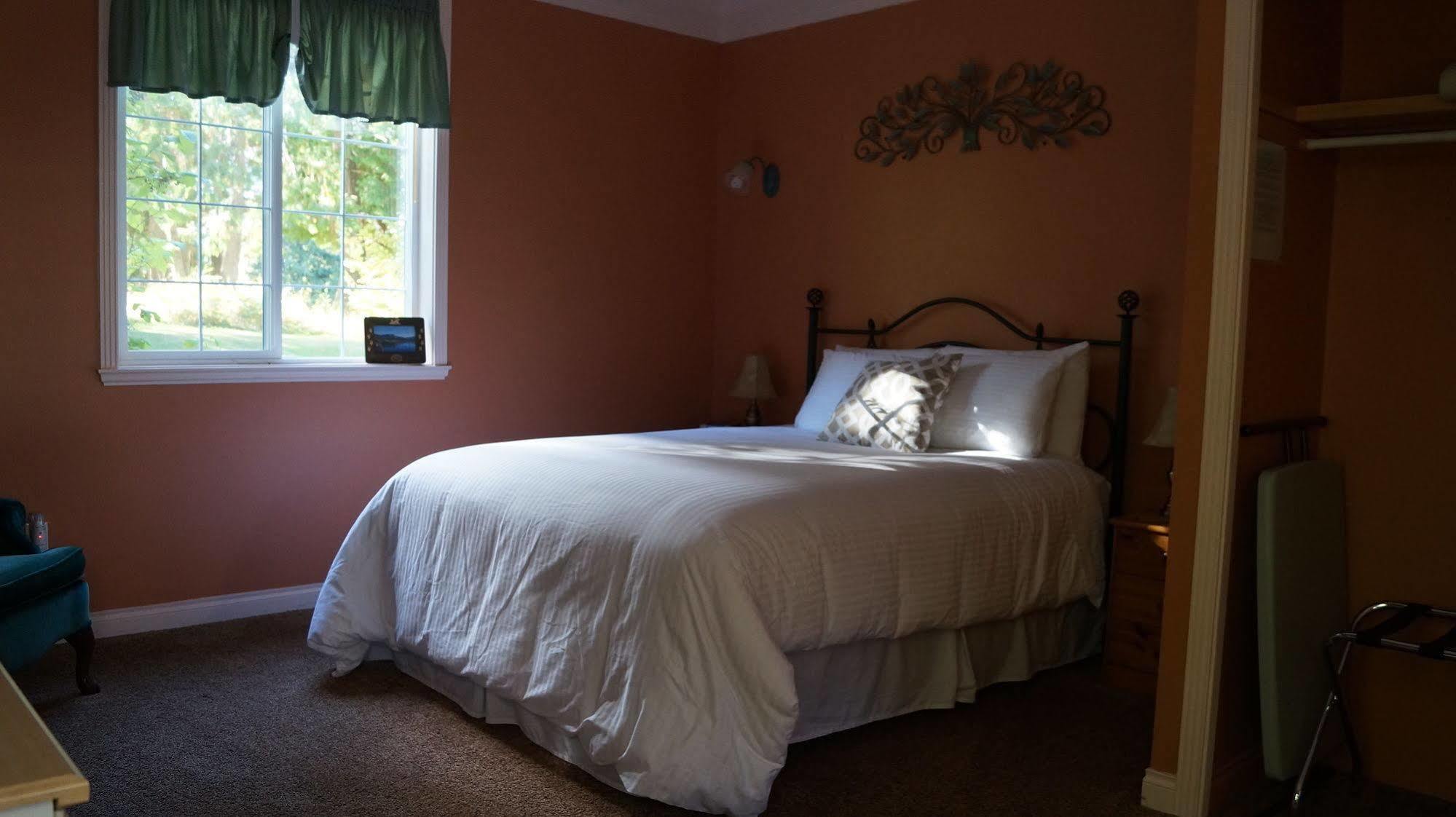 The Inn At The Ninth Hole Bed & Breakfast Salmon Arm Zewnętrze zdjęcie